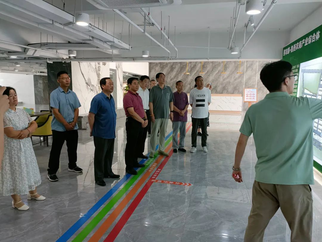 济宁市读书协会走进嘉祥鲜农都市场管理有限公司开展书画惠企活动 济宁市读书协会走进嘉祥鲜农都市场管理有限公司开展书画惠企活动