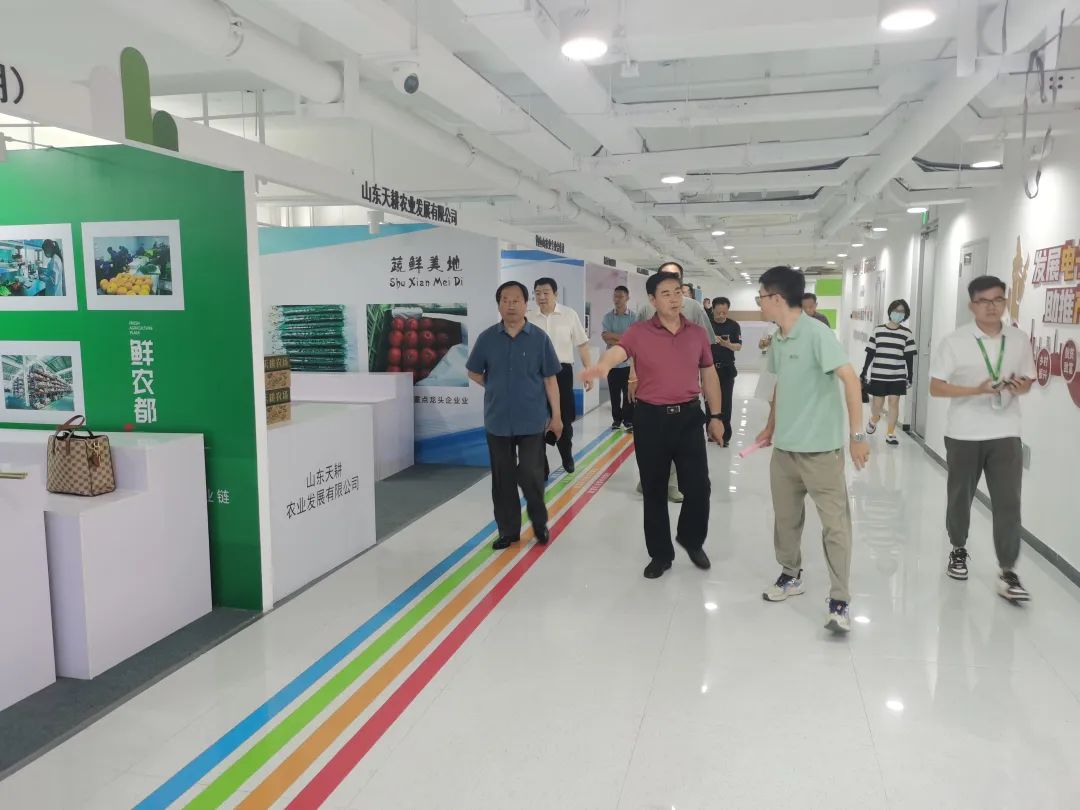 济宁市读书协会走进嘉祥鲜农都市场管理有限公司开展书画惠企活动 济宁市读书协会走进嘉祥鲜农都市场管理有限公司开展书画惠企活动