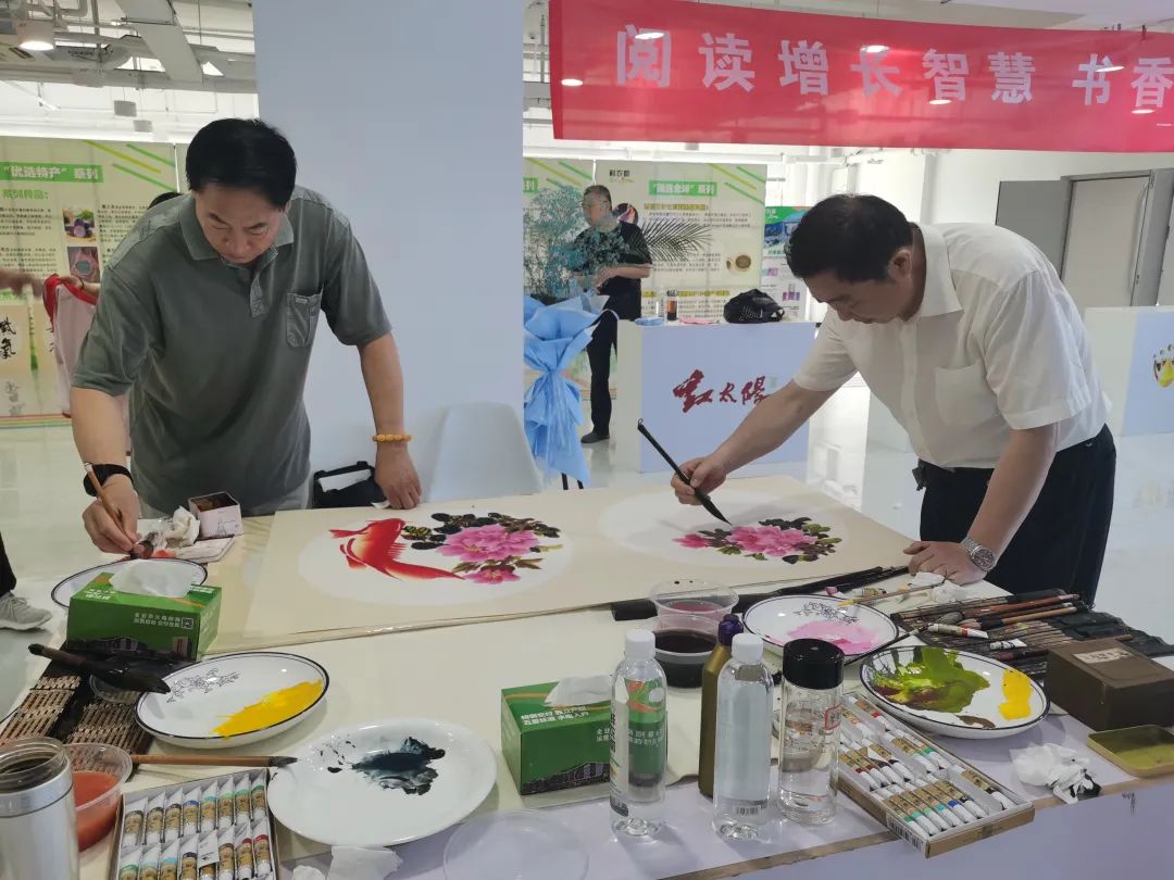 济宁市读书协会走进嘉祥鲜农都市场管理有限公司开展书画惠企活动 济宁市读书协会走进嘉祥鲜农都市场管理有限公司开展书画惠企活动