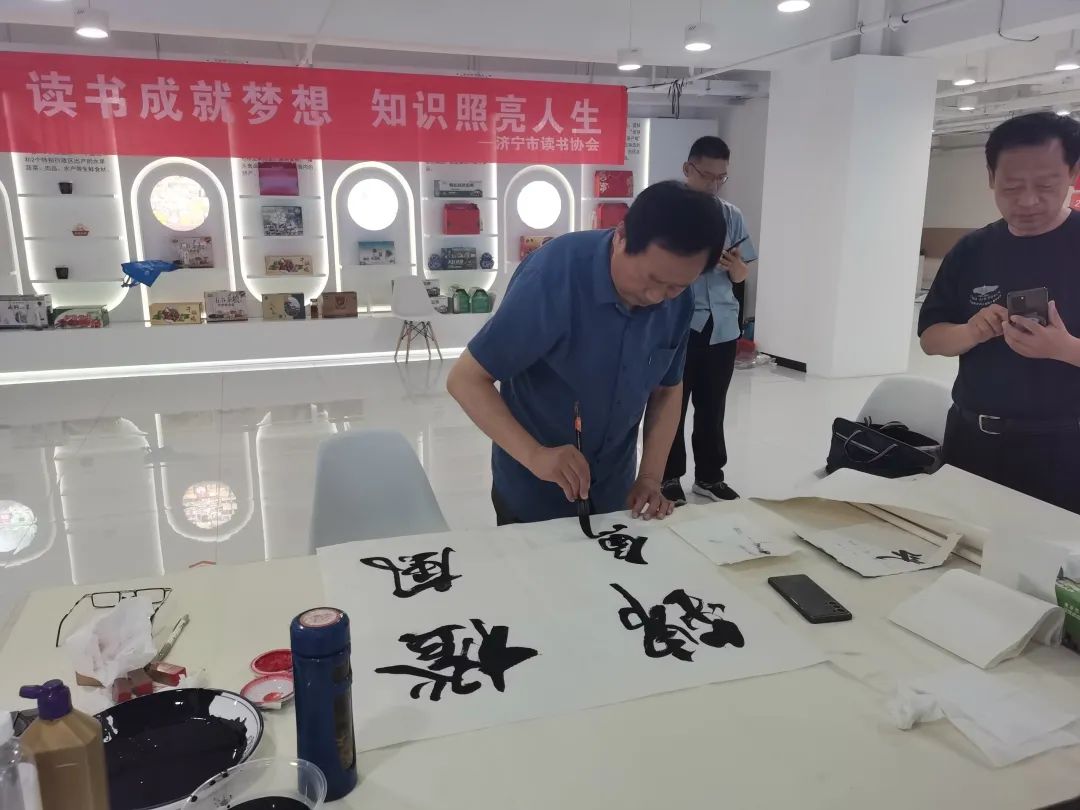 济宁市读书协会走进嘉祥鲜农都市场管理有限公司开展书画惠企活动 济宁市读书协会走进嘉祥鲜农都市场管理有限公司开展书画惠企活动