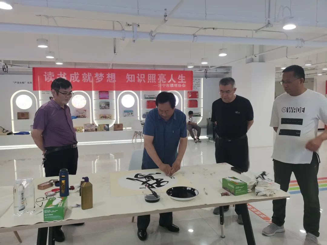 济宁市读书协会走进嘉祥鲜农都市场管理有限公司开展书画惠企活动 济宁市读书协会走进嘉祥鲜农都市场管理有限公司开展书画惠企活动