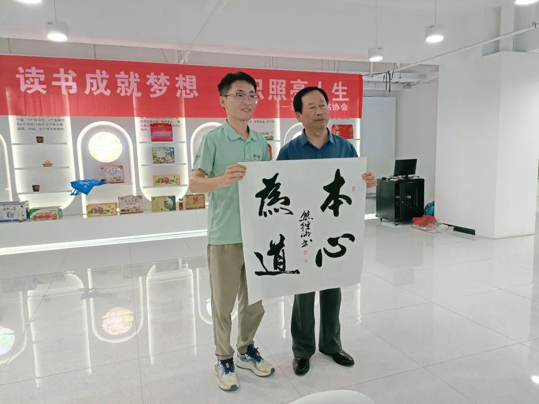 济宁市读书协会走进嘉祥鲜农都市场管理有限公司开展书画惠企活动 济宁市读书协会走进嘉祥鲜农都市场管理有限公司开展书画惠企活动